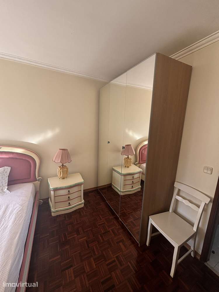 Quarto c/ Varanda Privativa em Mem Martins - Grande imagem: 3/7