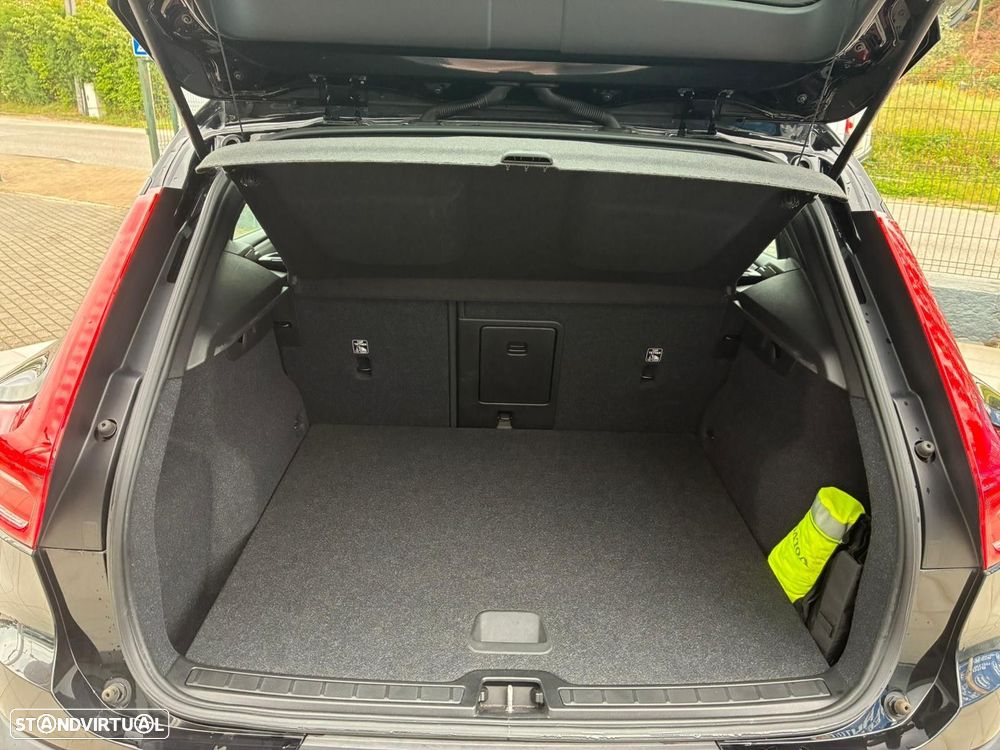 Volvo XC 40 1.5 T3 Momentum Tech Edition - 22