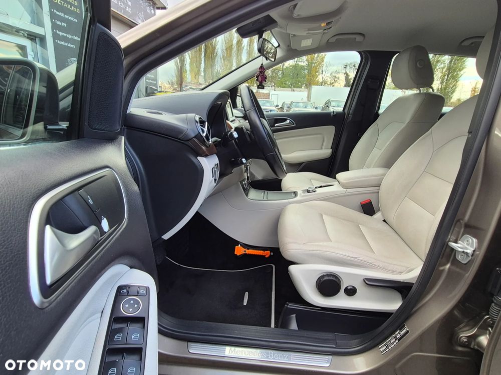 Mercedes-Benz Klasa B 180 7G-DCT UrbanStyle Edition - 24