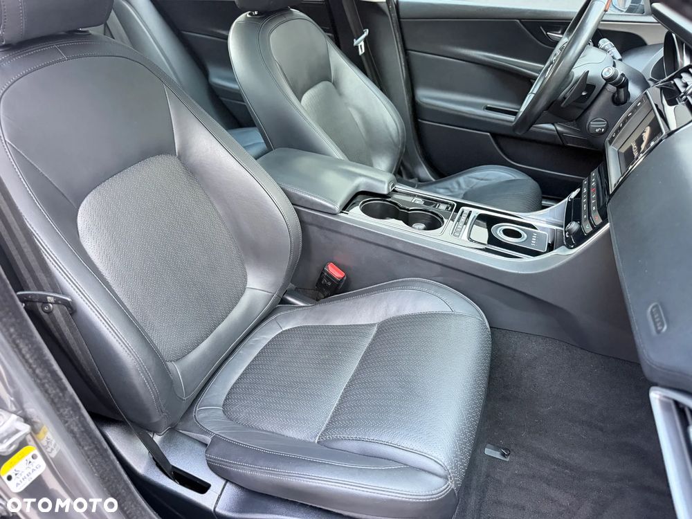 Jaguar XE 2.0 D Portfolio - 30