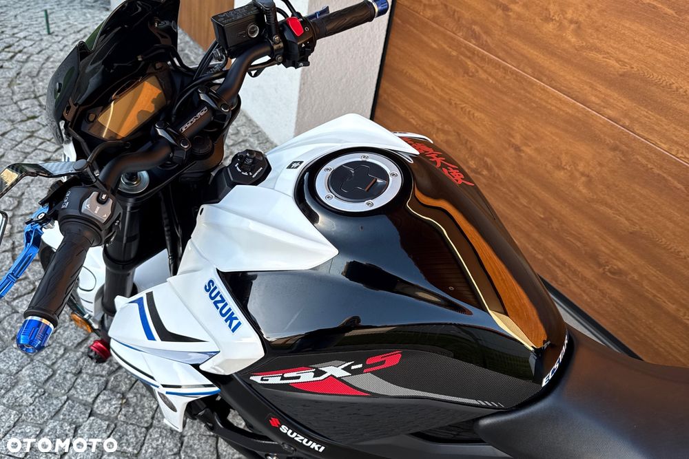 Suzuki GSX - 28