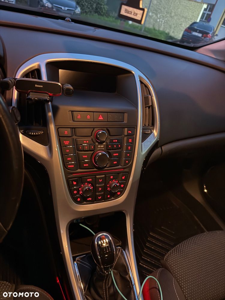 Opel Astra 2011 photo 2