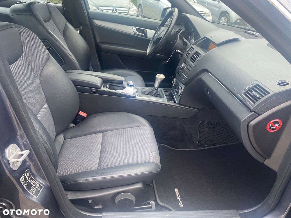 Mercedes-Benz Klasa C 180 CGI BlueEFFICIENCY Avantgarde - 24