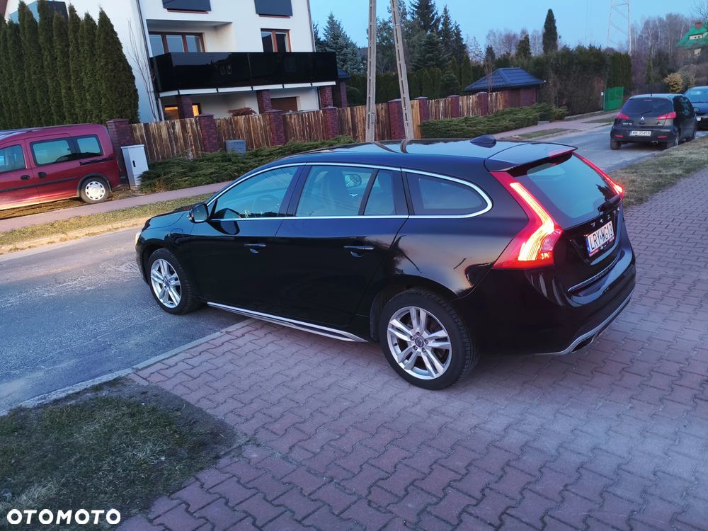 Volvo V60 D6 AWD Plug-in Hybrid R-Design Momentum - 32