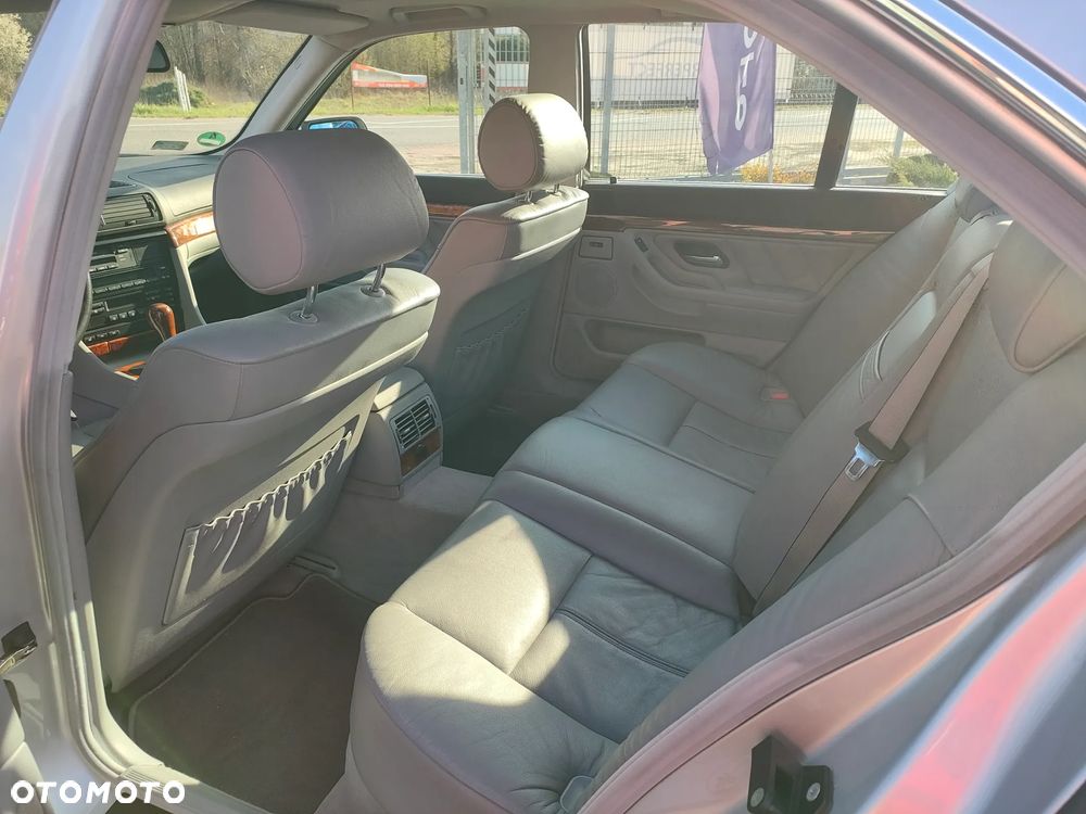 BMW Seria 7 728i L - 15