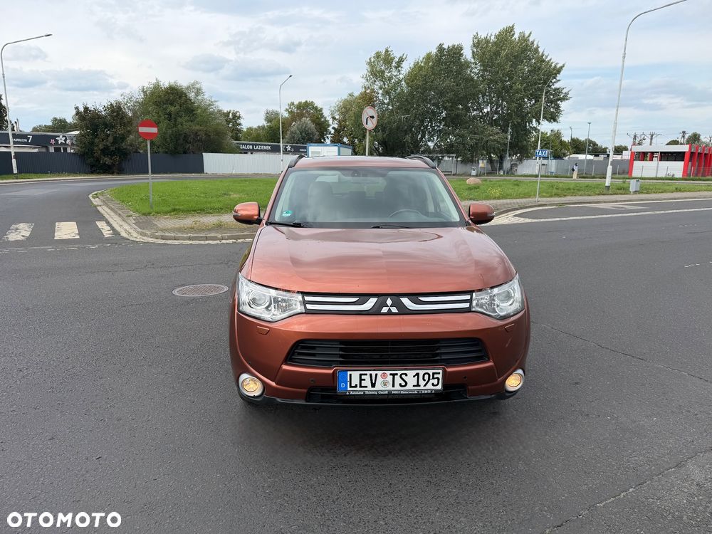Mitsubishi Outlander - 2