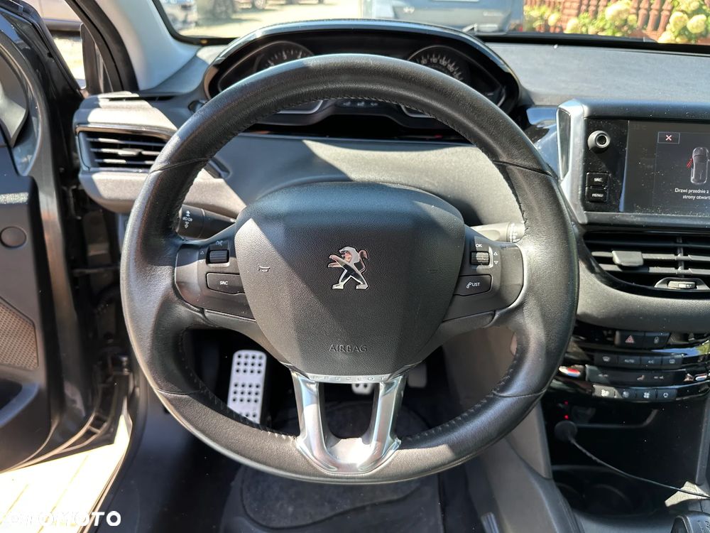 Peugeot 208 - 8
