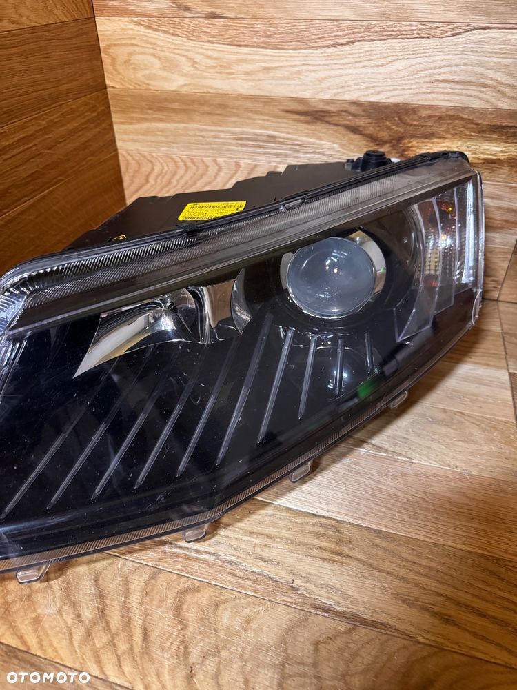 Skoda Octavia III lampa lewa przód xenon skrętny 5E1941015B - 9