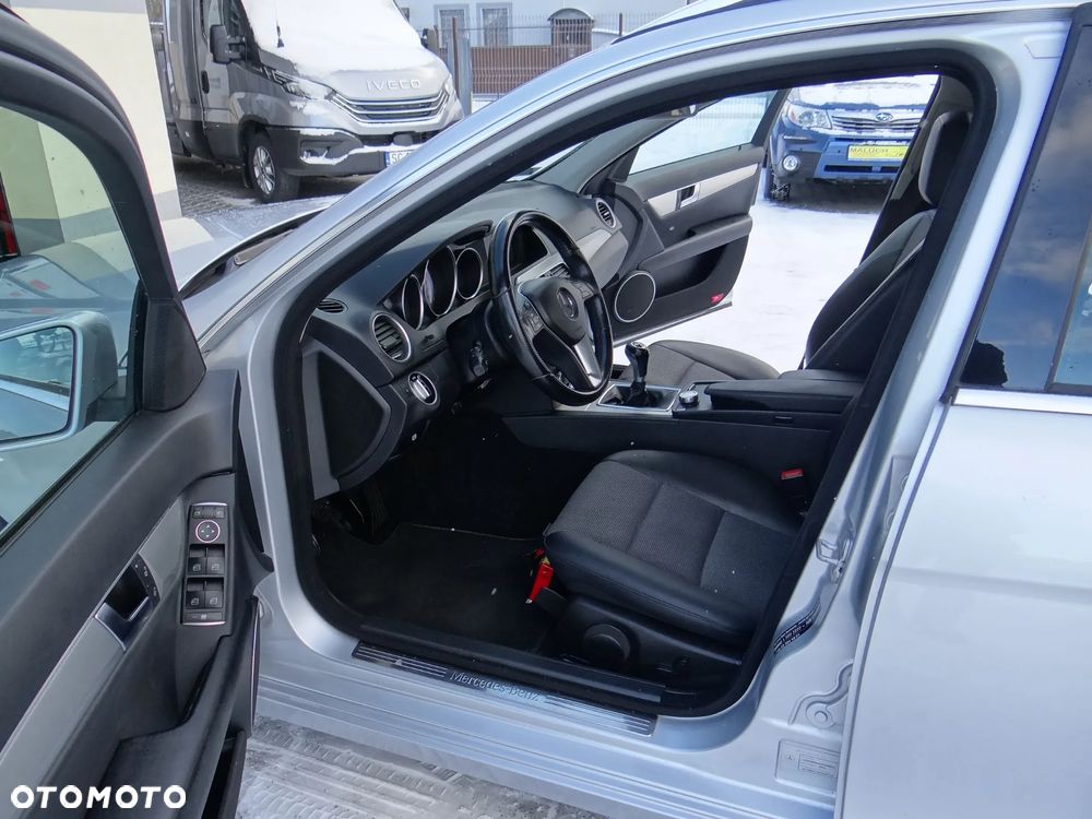 Mercedes-Benz Klasa C 180 CGI BlueEff Avantgarde - 21