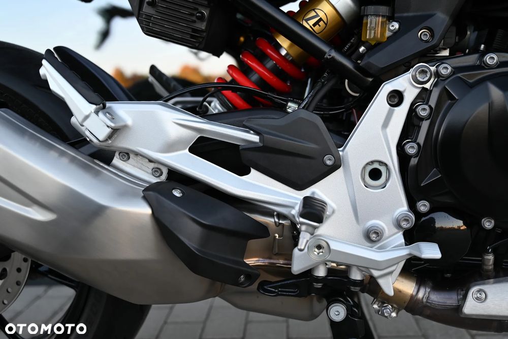 BMW F - 25