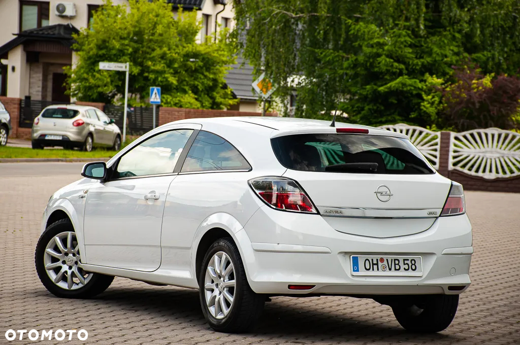 Opel Astra GTC 1.6 - 9