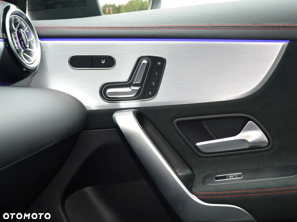 Mercedes-Benz CLA - 12