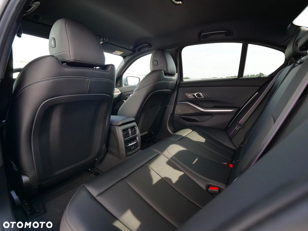 BMW Seria 3 330i xDrive M Sport sport - 31