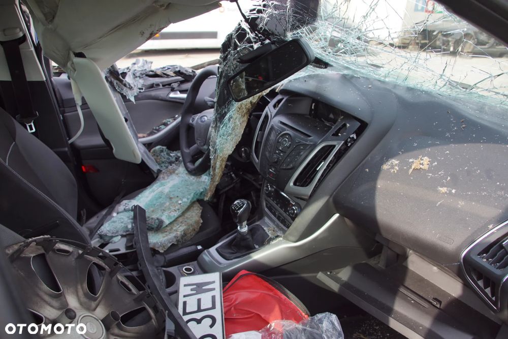 Auto na części - Ford Focus MK3 2.0 TDCI 140 KM UFDB MMT6 DYB 2011R Silnik Skrzynia Drzwi Błotnik Klapa Zderzak Lampa Klamka Szyba Lusterko Deska Kokpit Sterownik Moduł Czujnik Licznik Wyświetlacz Panel Kierownica - 13