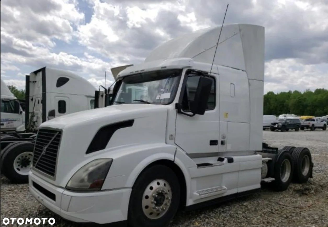 Volvo VNL - 1