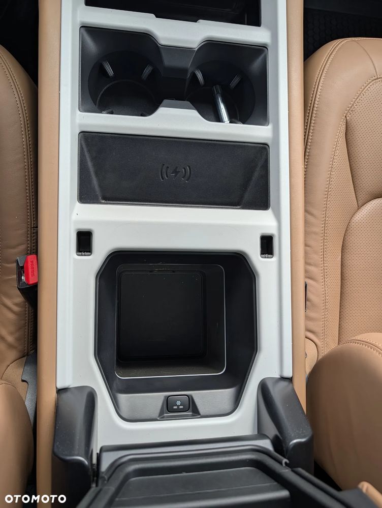 Land Rover Defender 3.0 D300 mHEV X-Dynamic HSE - 31