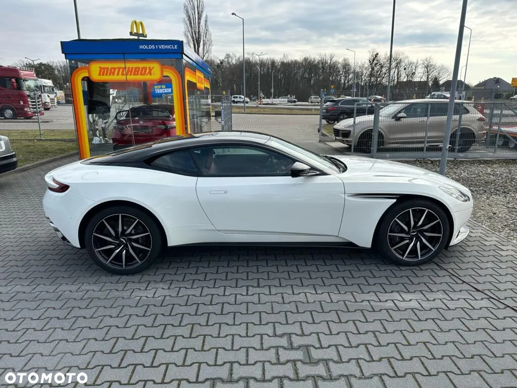 Aston Martin DB11 V8 Coupe - 8
