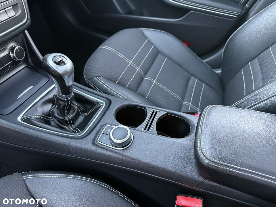 Mercedes-Benz CLA 180 AMG Line - 28