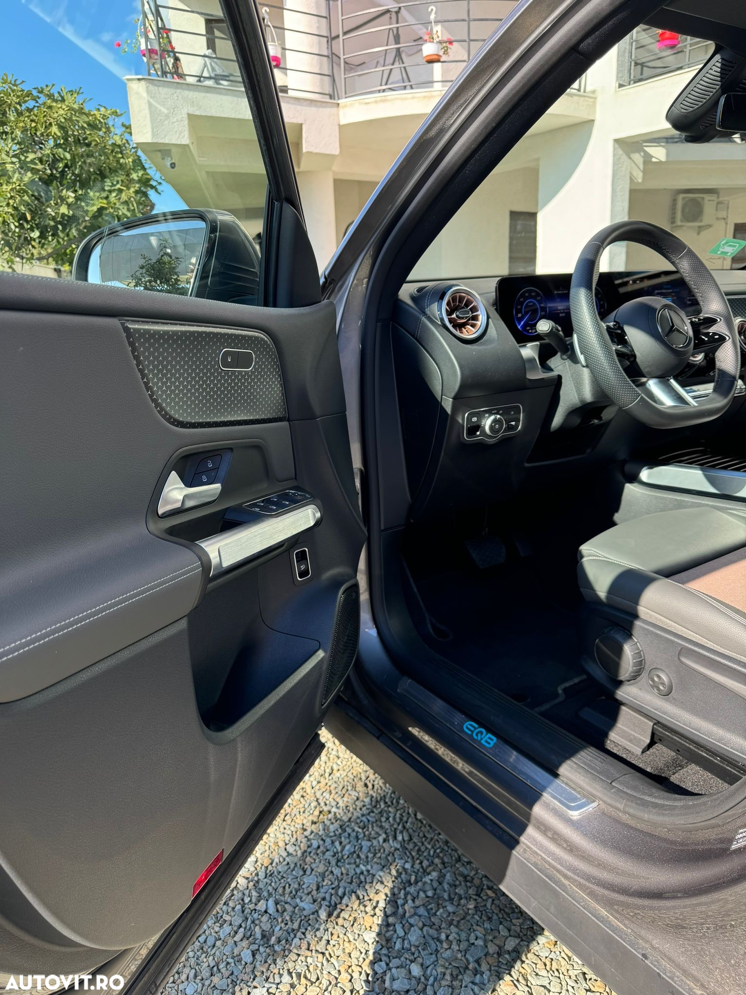 Mercedes-Benz EQB 300 4MATIC - 10