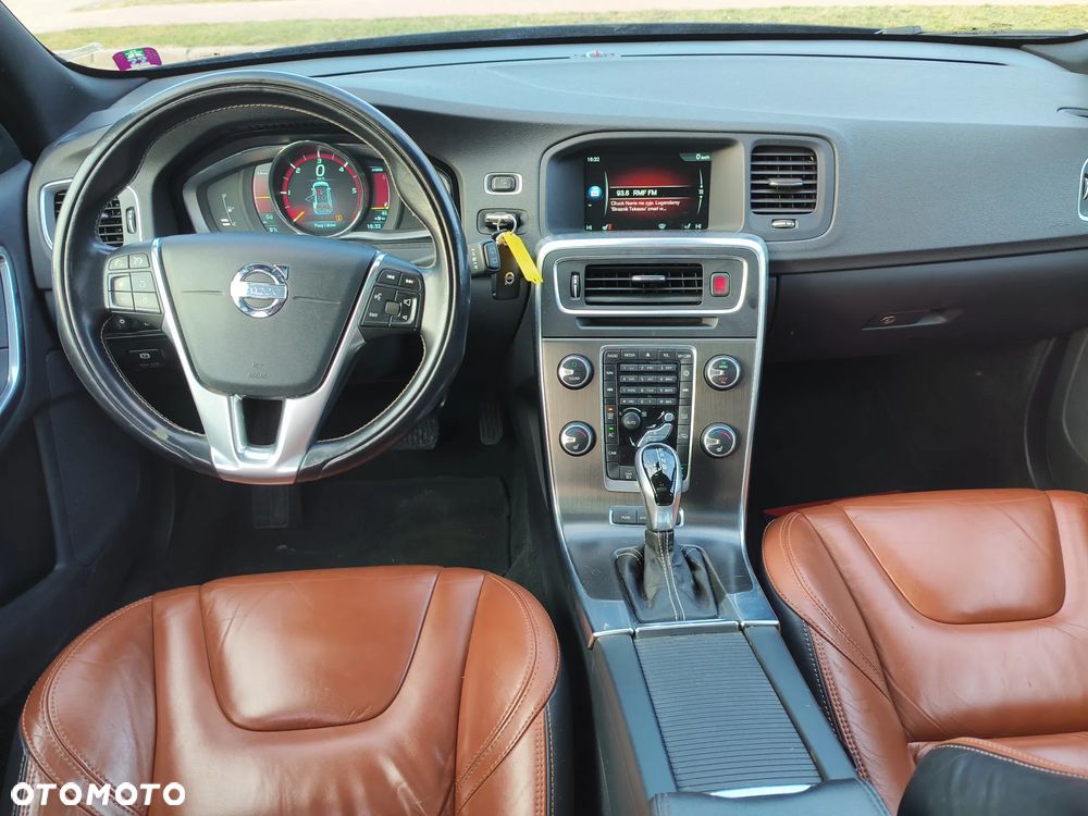 Volvo V60 D6 AWD Plug-in Hybrid R-Design Momentum - 8