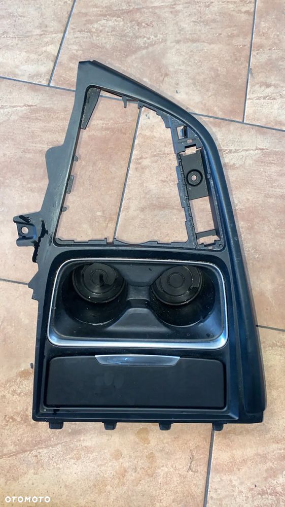 UCHWYT NA KUBEK DESKI ROZDZIELCZEJ BMW F30 F31 82197009 - 1