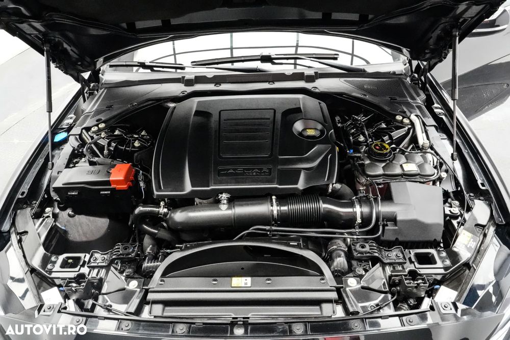 Jaguar XE 20t RWD Portfolio - 24