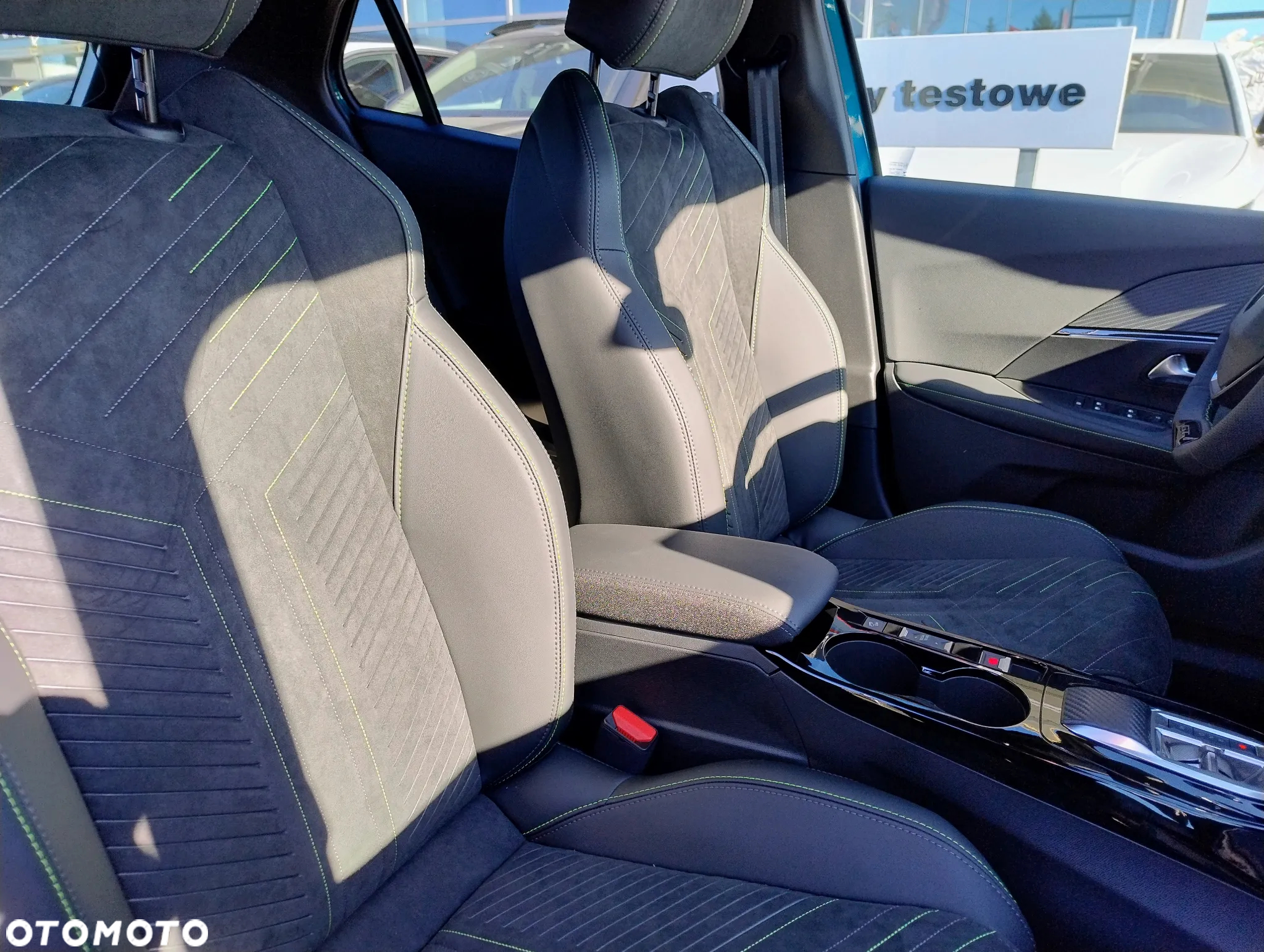 Peugeot 2008 PureTech mHEV GT e-DCS6 - 24