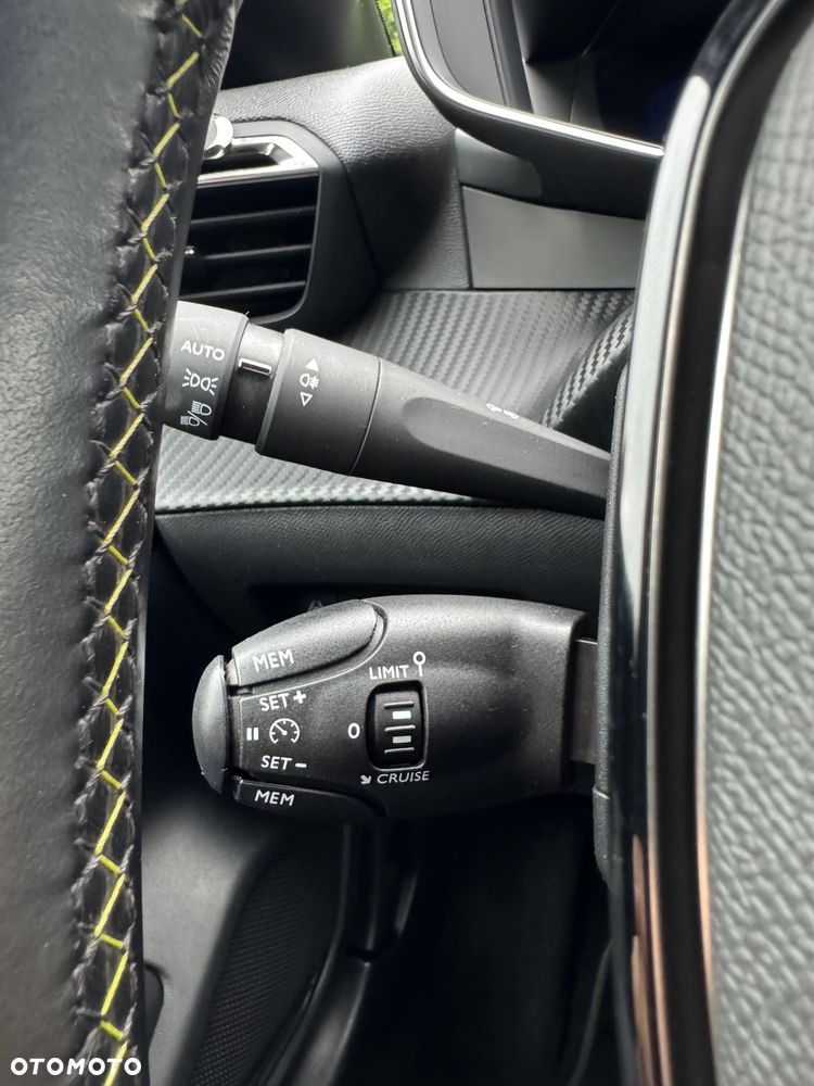 Peugeot 208 PureTech 100 GT - 22
