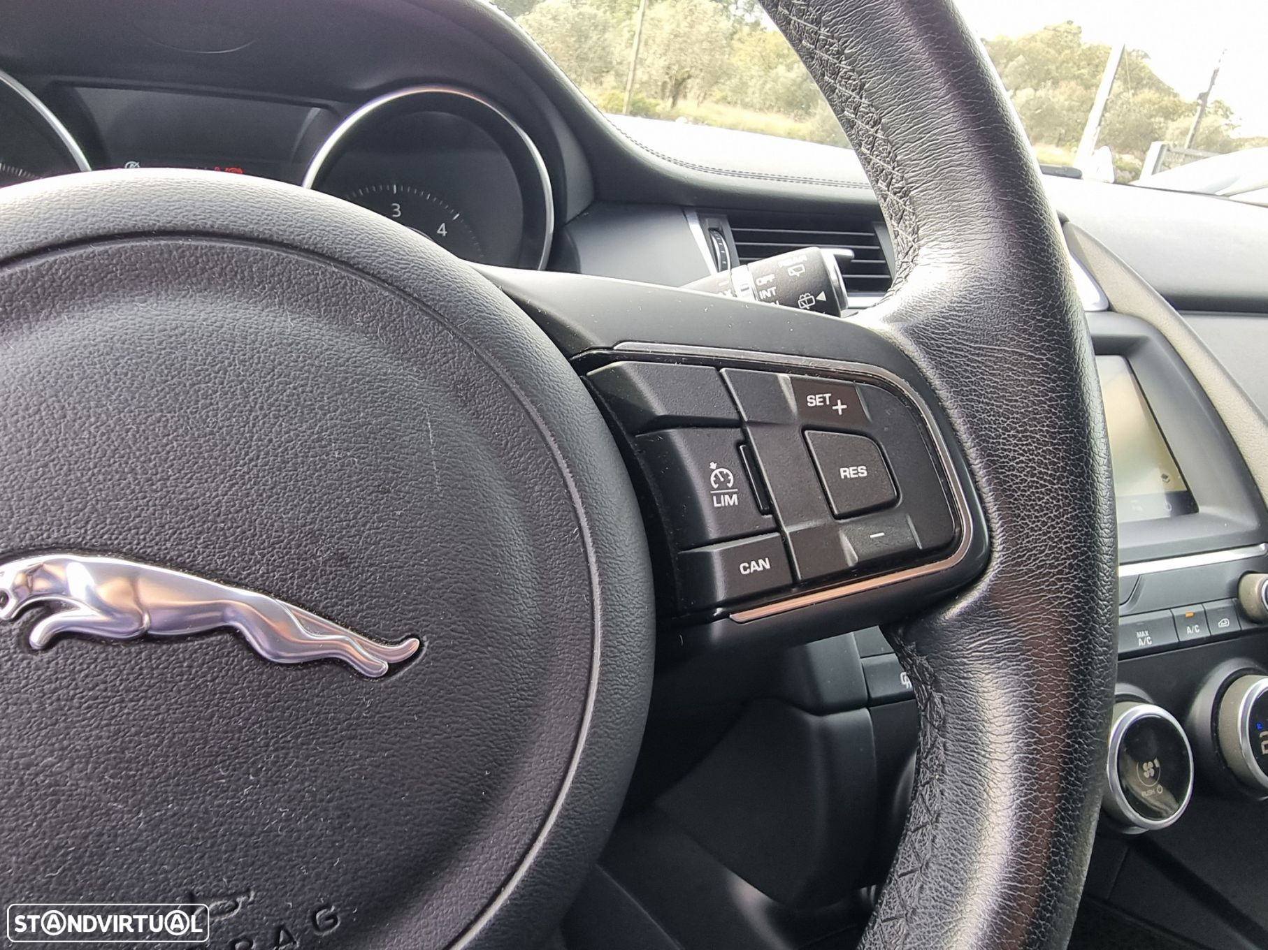 Jaguar E-Pace 2.0 i4D S - 17