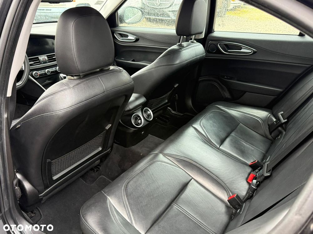 Alfa Romeo Giulia - 17