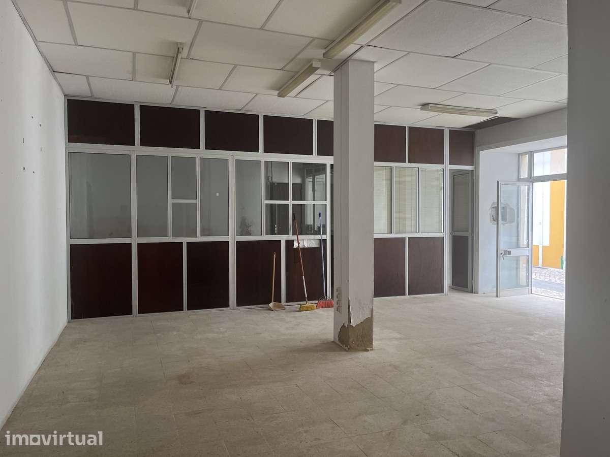 Prédio Urbano com Comércio e Habitação | Centro do Cadaval - Grande imagem: 3/24