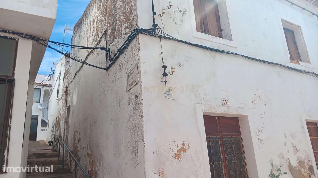 MORADIA PARA RECUPERAR EM ZONA DE REABILITAÇÃO URBANA (ARU) EM S.B. DE - Grande imagem: 2/7