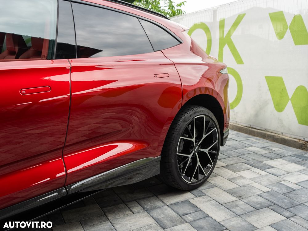Aston Martin DBX - 15