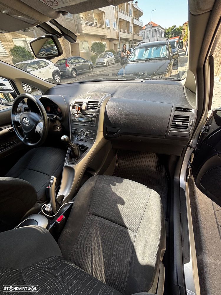 Toyota Auris 1.4 D-4D - 5