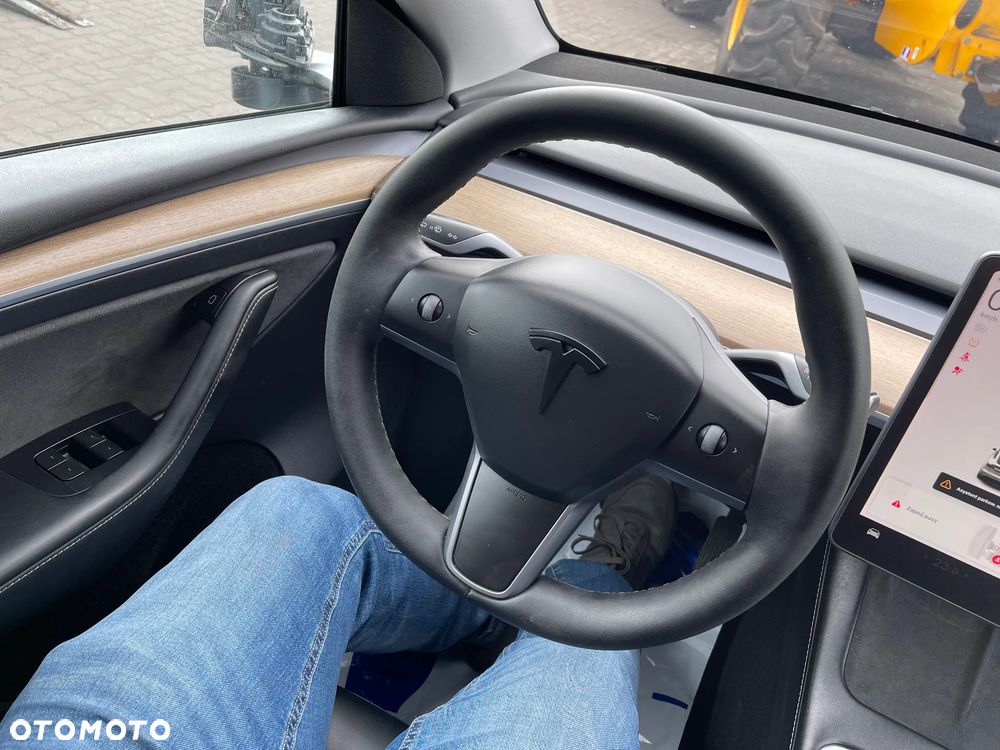 Tesla Model Y Long Range Dual Motor AWD - 17