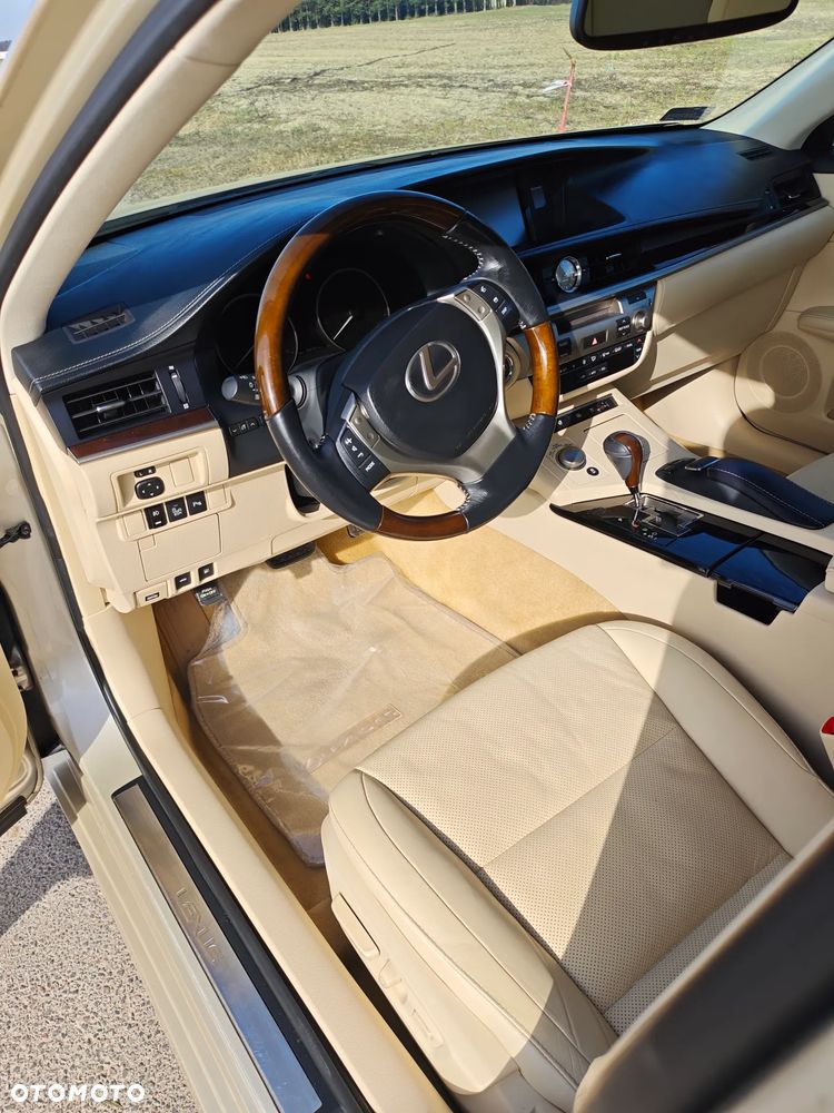 Lexus ES - 4