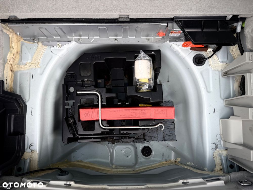Toyota Prius 1.8 HSD Premium - 23