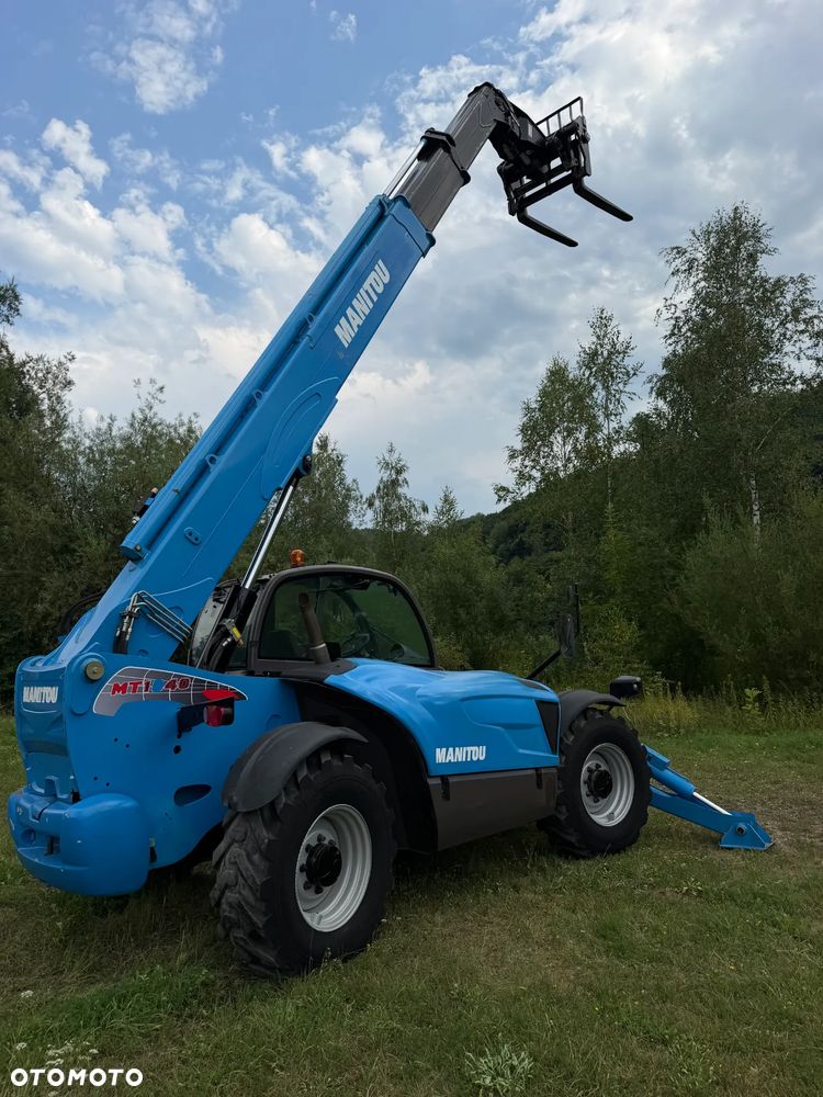 Manitou MT1440. Ładowarka Teleskopowa 14 metrów wysuw! UDŹWIG 4 TONY! Przebieg 2900 mtg. Maszyna jak Nowa z SALONU. 2017 rok. z Norwegii z Gospodarstwa rolnego! Silnik PERKINS Turbo 110 km. Aktualne Serwisy w Dekra. Nowy Model sterowane wszystko z 1 dżojstika. Ani deka luzów czy wycieku. OKAZJA! Jazda REWERS + 4 biegi. Skręt 3 tryby. Wyjście Hydrauliczne na maszcie, Poziomowanie ośi stabilizatory! Wyjścia Hydrauliczne na maszt! Okazja Ani deka luzów i wycieków. Wersja Norweska. Wielka Okazja - 15