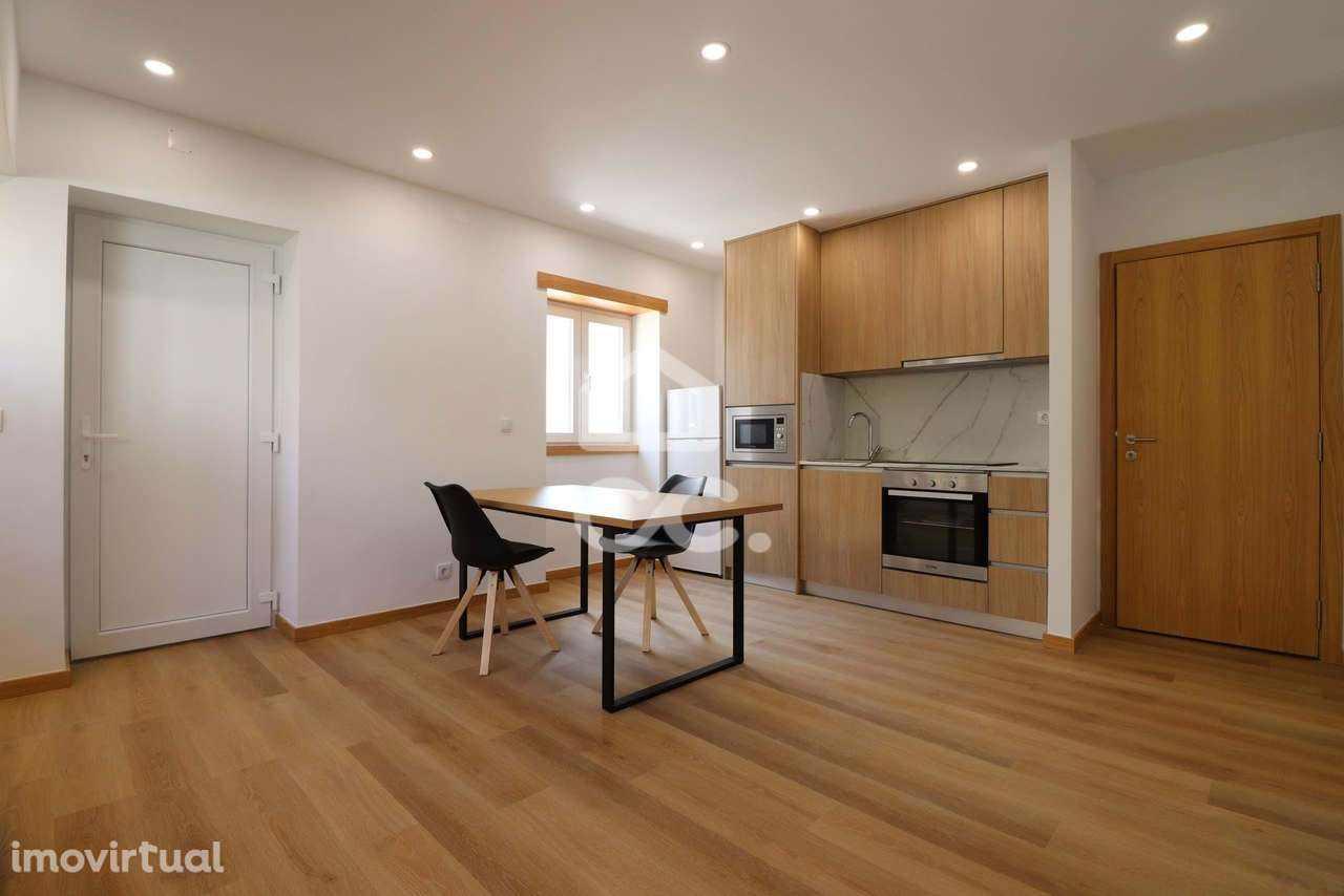 Moradia totalmente remodelada com 6 apartamentos T2 junto à Dias da Si - Grande imagem: 2/38