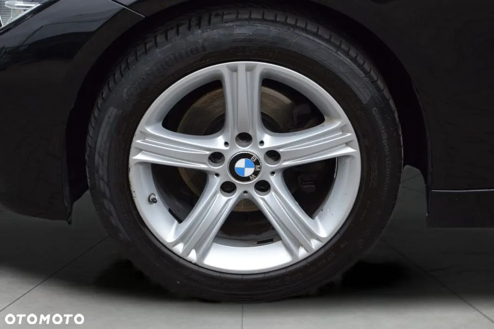 BMW Seria 3 318i - 4