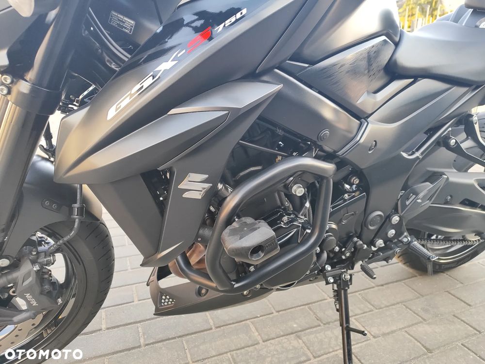 Suzuki GSX - 18