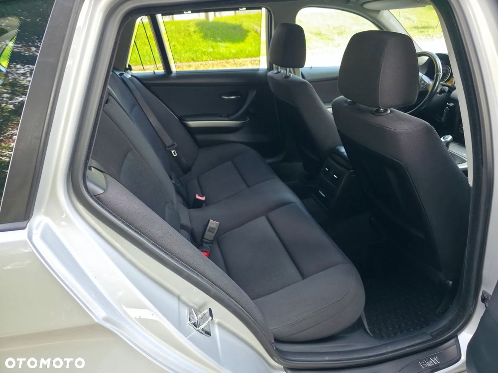 BMW Seria 3 318i Touring - 24