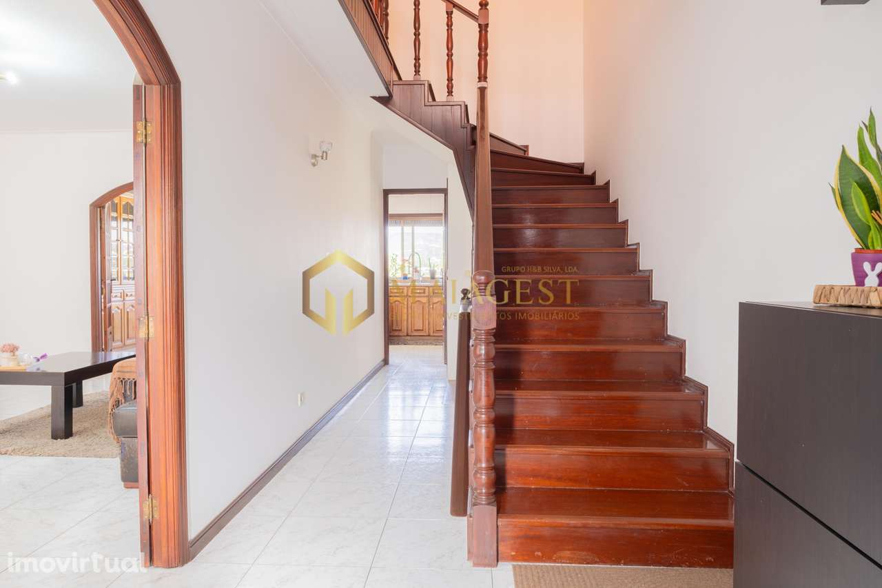 Moradia T3 com 3 Pisos, Jardim, Terraço e Churrasqueira em Campo - Grande imagem: 2/40