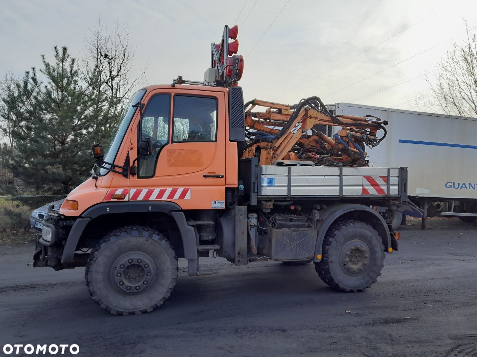 Mercedes-Benz Unimog - 1