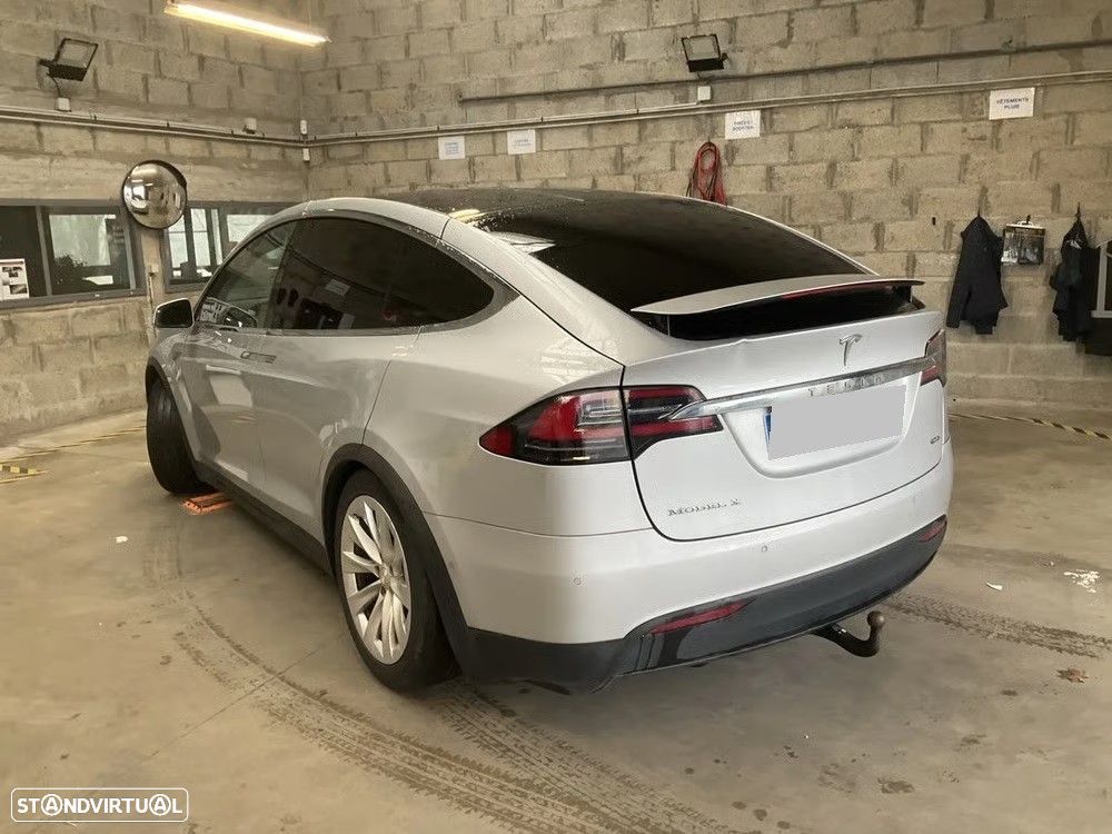 Tesla Model X 90D - 3