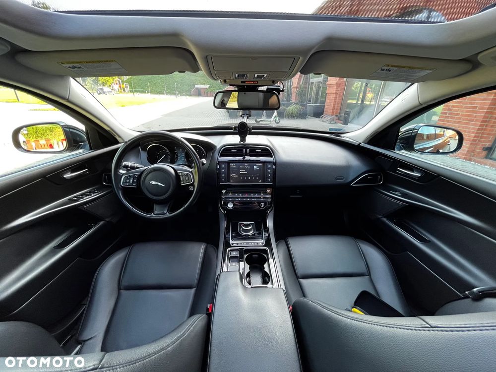 Jaguar XE 25t Prestige - 21