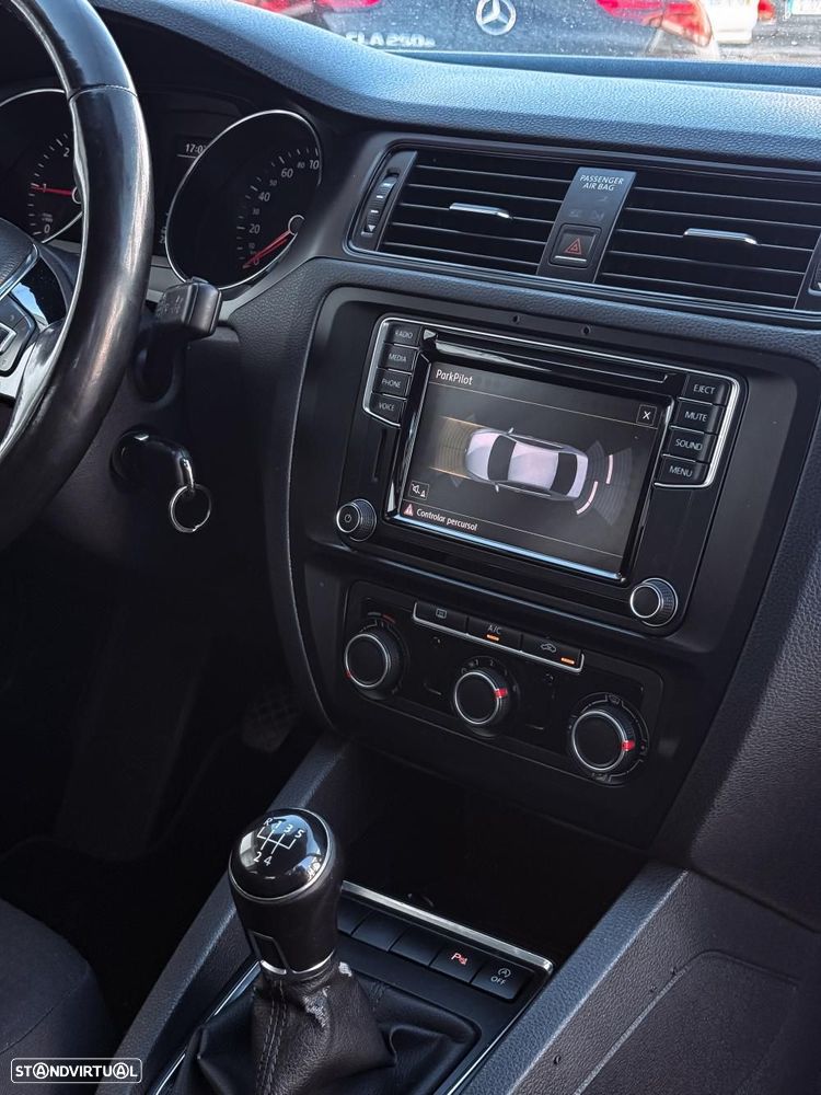 VW Jetta 2.0 TDI Trendline - 10