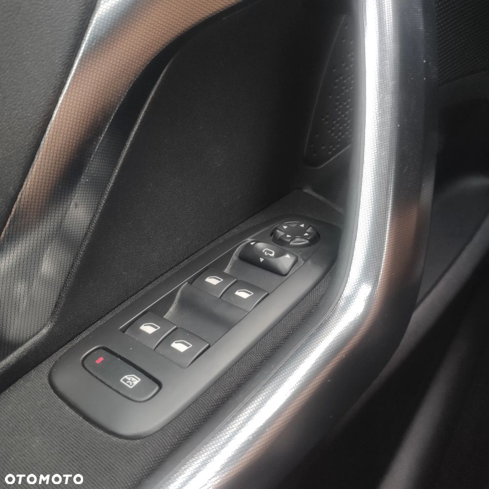 Peugeot 2008 1.2 Pure Tech Allure S&S - 11