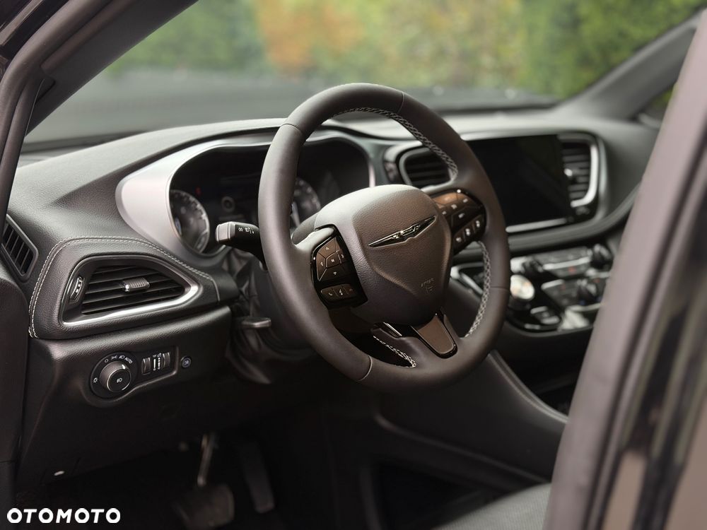 Chrysler Pacifica - 17
