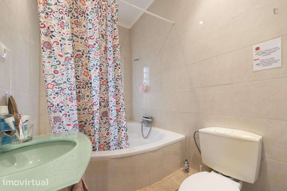 Quarto - localizado em Anjos Lisbon - Grande imagem: 4/12